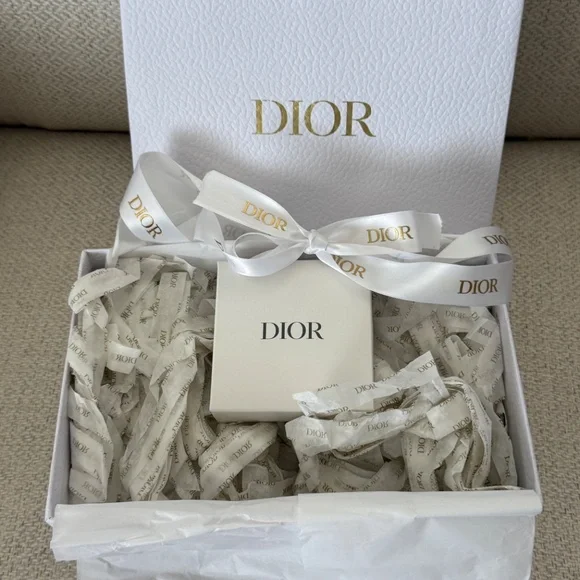 New Dior vibrant pink heart limited edition compact mirror - Picture 5 of 7